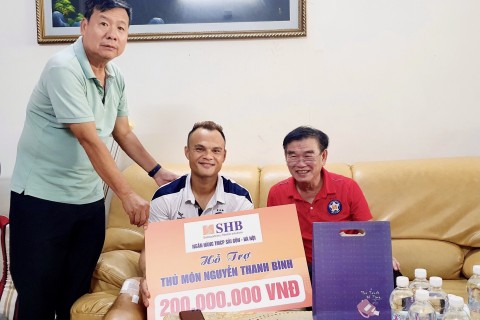 Lãnh đạo CLB SHB Đà Nẵng đến thăm hỏi, động viên thủ môn Nguyễn Thanh Bình