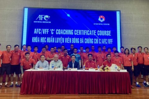 Bế giảng khóa đào tạo HLV bóng đá chứng chỉ ‘C’ AFC/VFF-2022